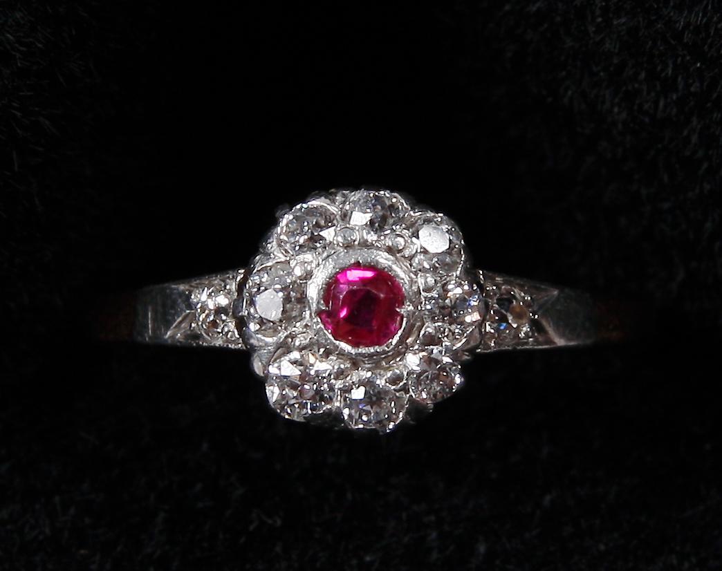 RING, 18 K guld, infattad rubin omgiven av gammalslipade diamanter, Stockholm, 1938.