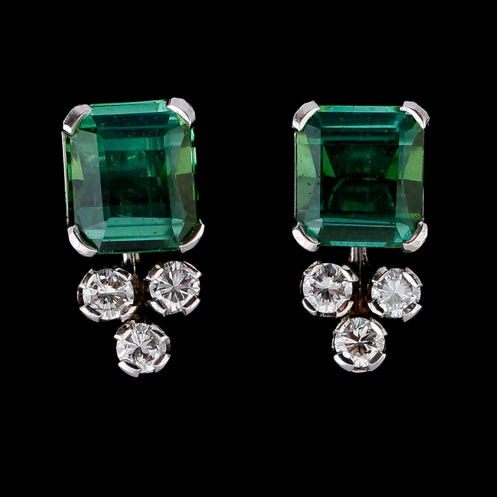 ÖRHÄNGEN, 1 par, 18 k vitguld, briljantslipade diamanter och smaragder, HGR Stockholm 1953. Vikt ca 3,3 g.