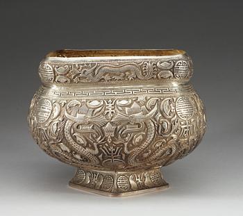 A large silver gilt 'repousse' bowl, late Qing dynasty.