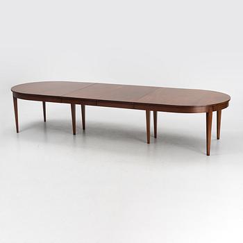 A mahogany veneered dining table, with two additional leaves, 20th Century.