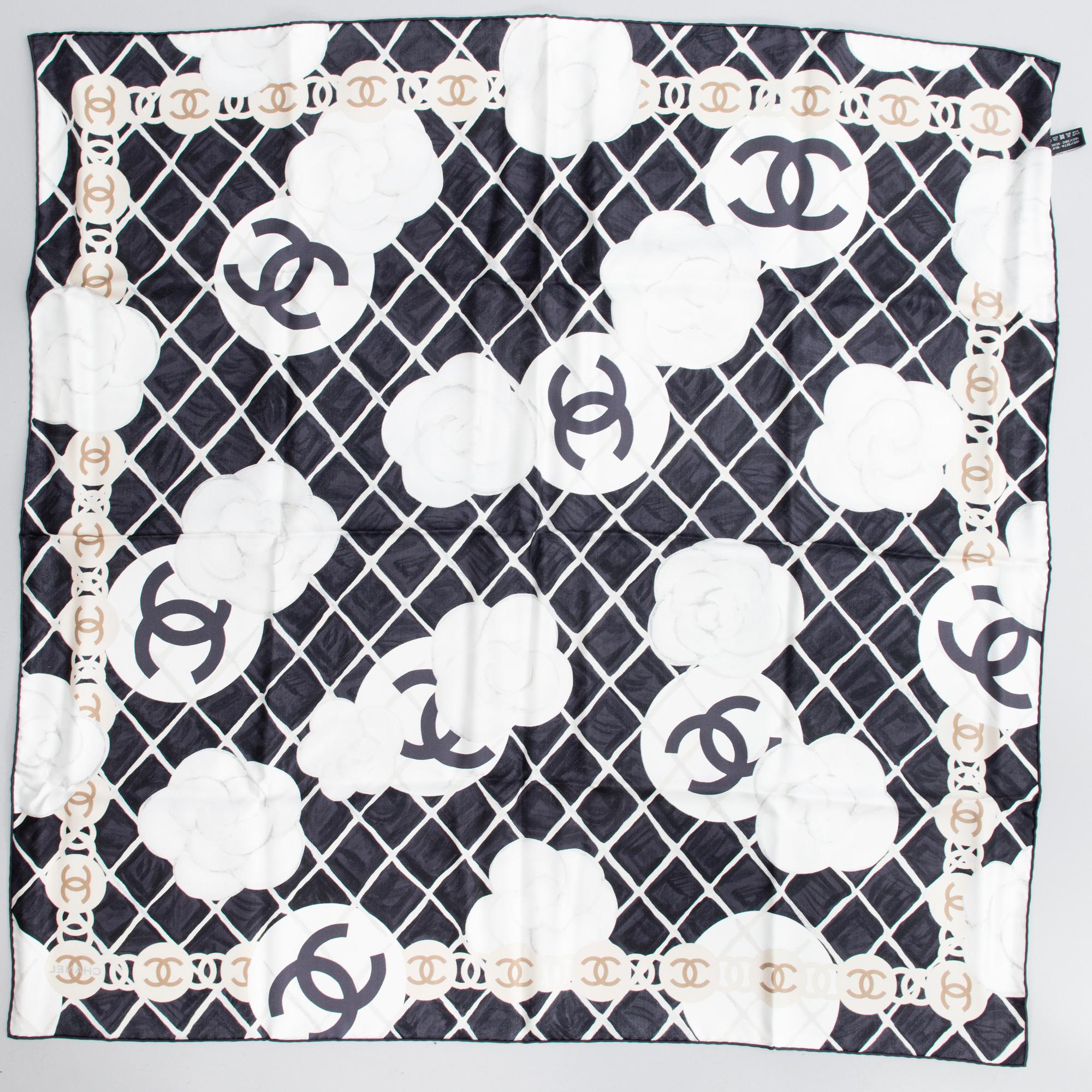 CHANEL, SIDENSCARF MED ett par örhänge.