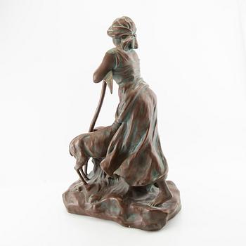 Dekorativ skulptur Kvinna med får och lie 1900-talets första hälft.