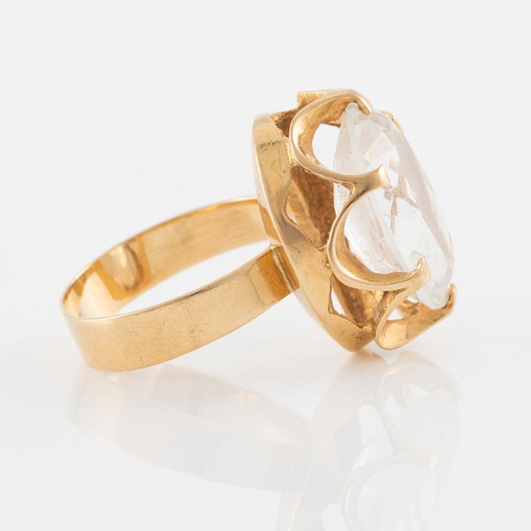 Ring 18K guld med vit syntetisk spinell.