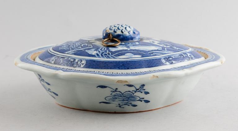 TERRIN med lock, porslin, Kina, 1800-tal.