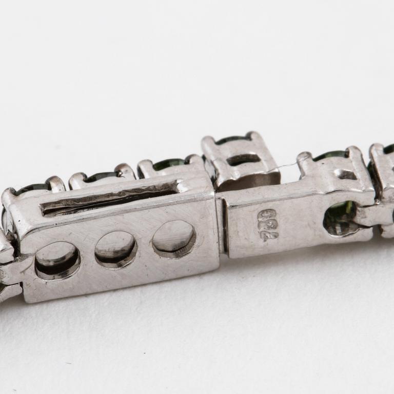 ARMBAND, med vita gröna diamanter, totalt circa 4.50 ct.