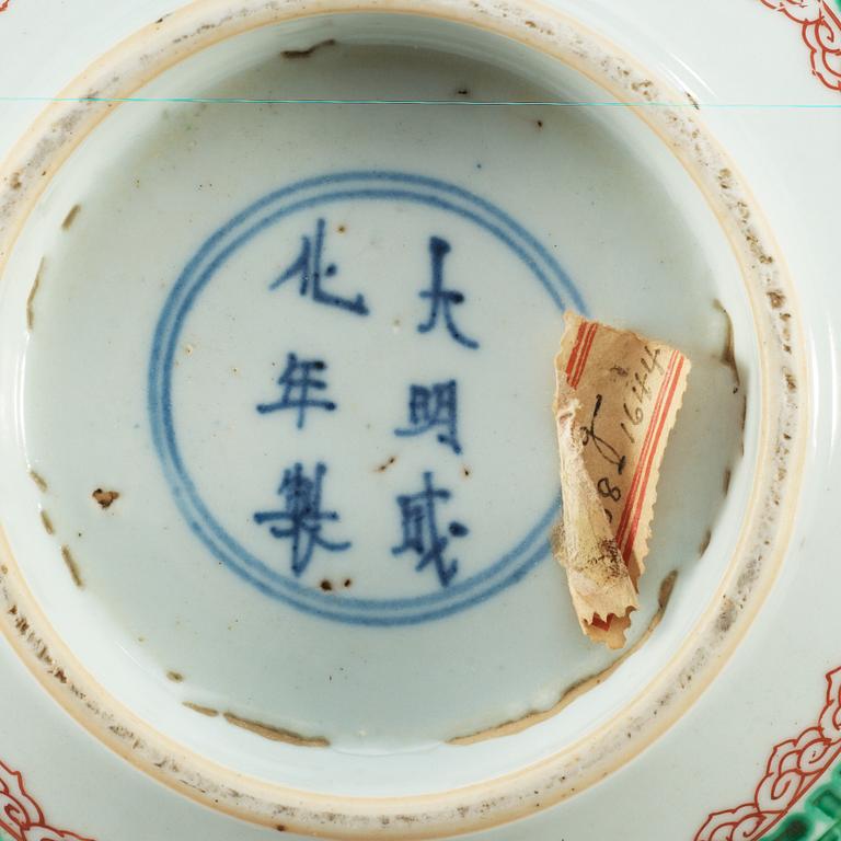 A wucai decorated bowl, Ming dynasty, 17th Century, with Chenghua six character mark.