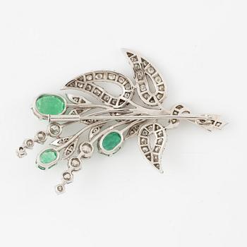 Brooch 18K white gold in the form of a bouquet with emeralds and octagonal and round brilliant-cut diamonds.