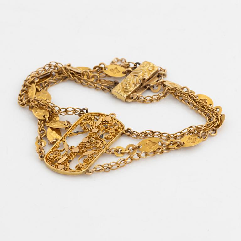 An 18K gold bracelet.
