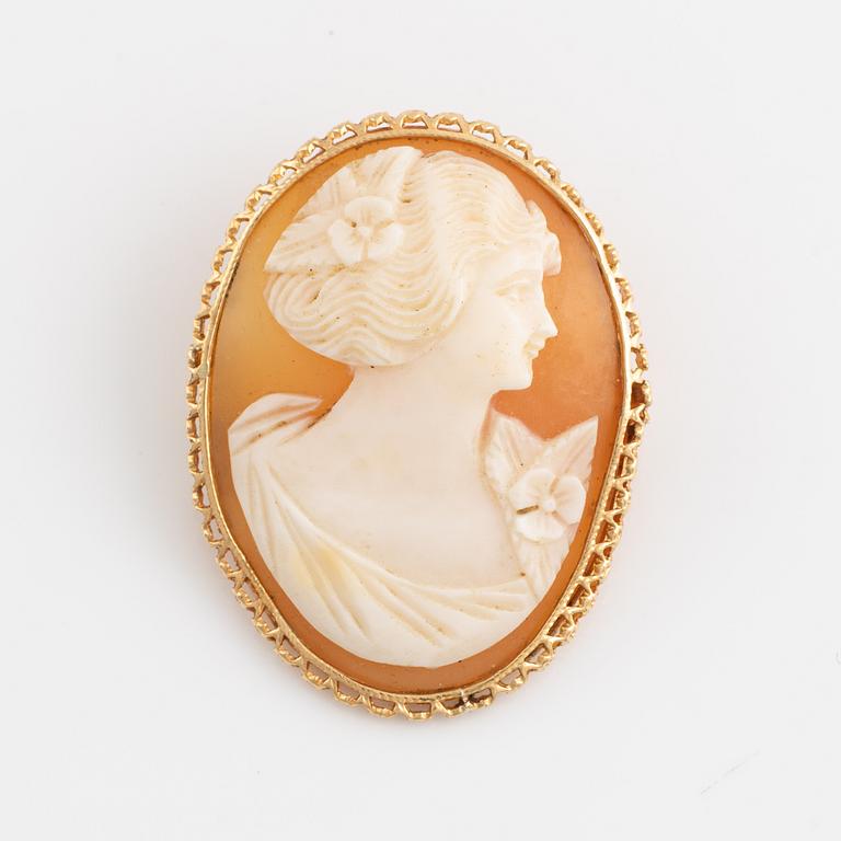 Two brooches, 18K gold with carved shell cameo.