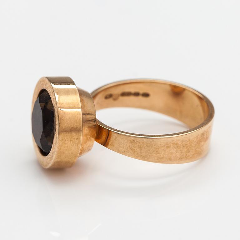 Elis Kauppi, A 14K gold ring with smoky quartz. Kupittaan kulta, Turku 1972.