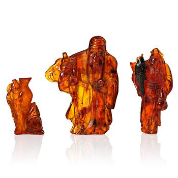 915. A group of three amber scultpures, late Qing dynasty/early 20th Century.