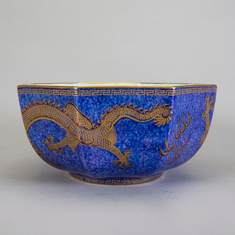 SKÅL I PORSLIN, lustreware från Wedgwood 1900-tal.