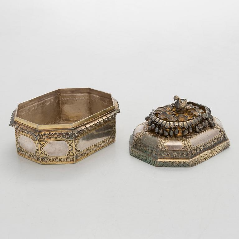 Pan-skrin på bricka, silver och förgyllt silver, mogulstil, Delhi, Indien, 1800-talets första hälft.