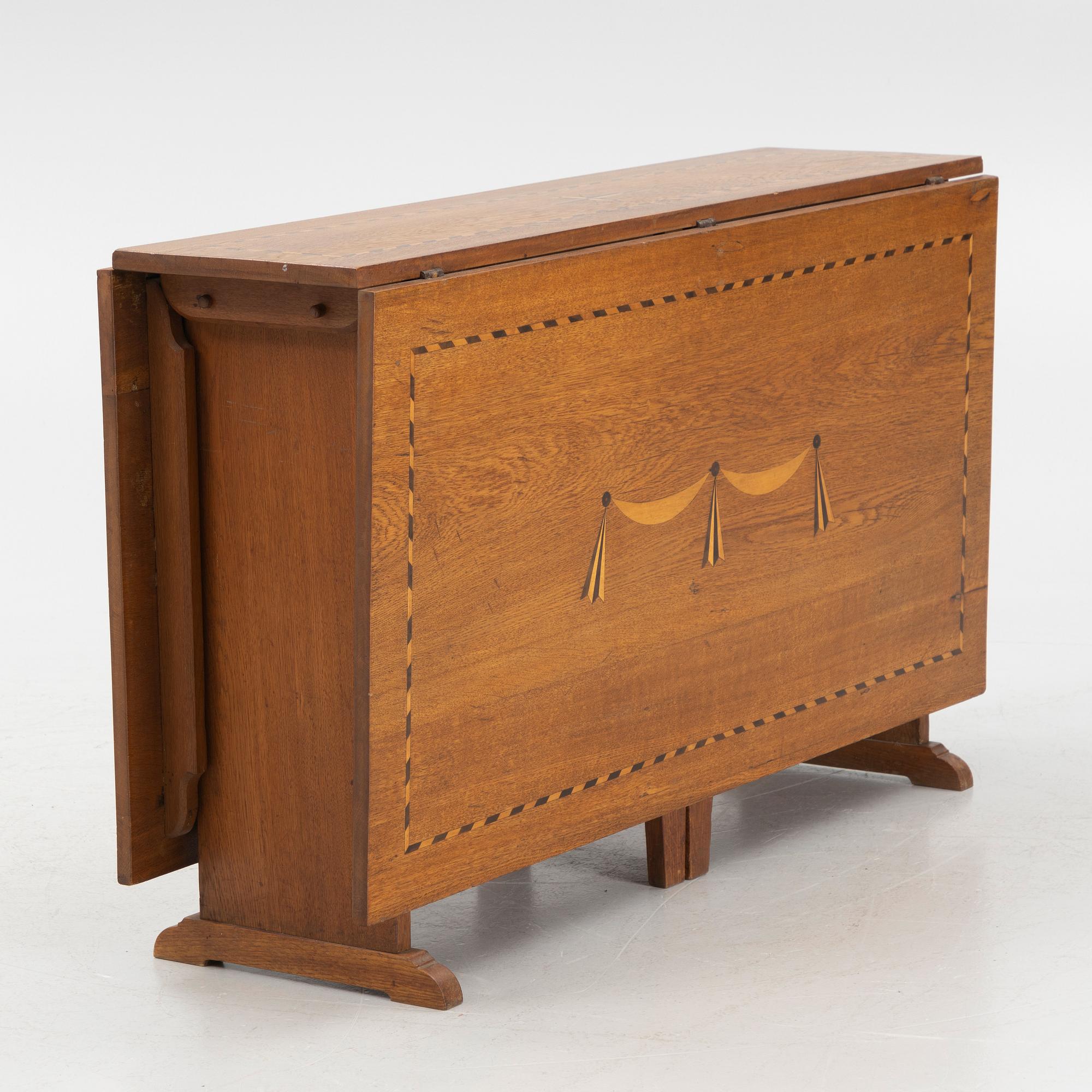 A gate-leg table, first half/mid 20th century.