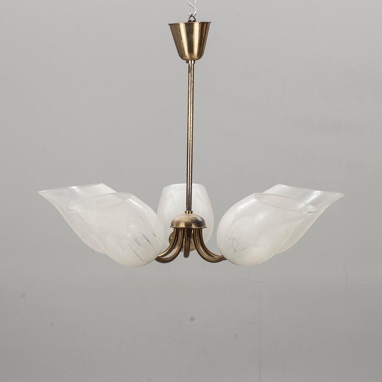 TAKLAMPA, fem-armad med glasskärmar. 1950-tal.