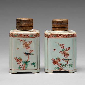 141. Two famille verte tea caddies, Qing dynasty, Kangxi (1662-1722).