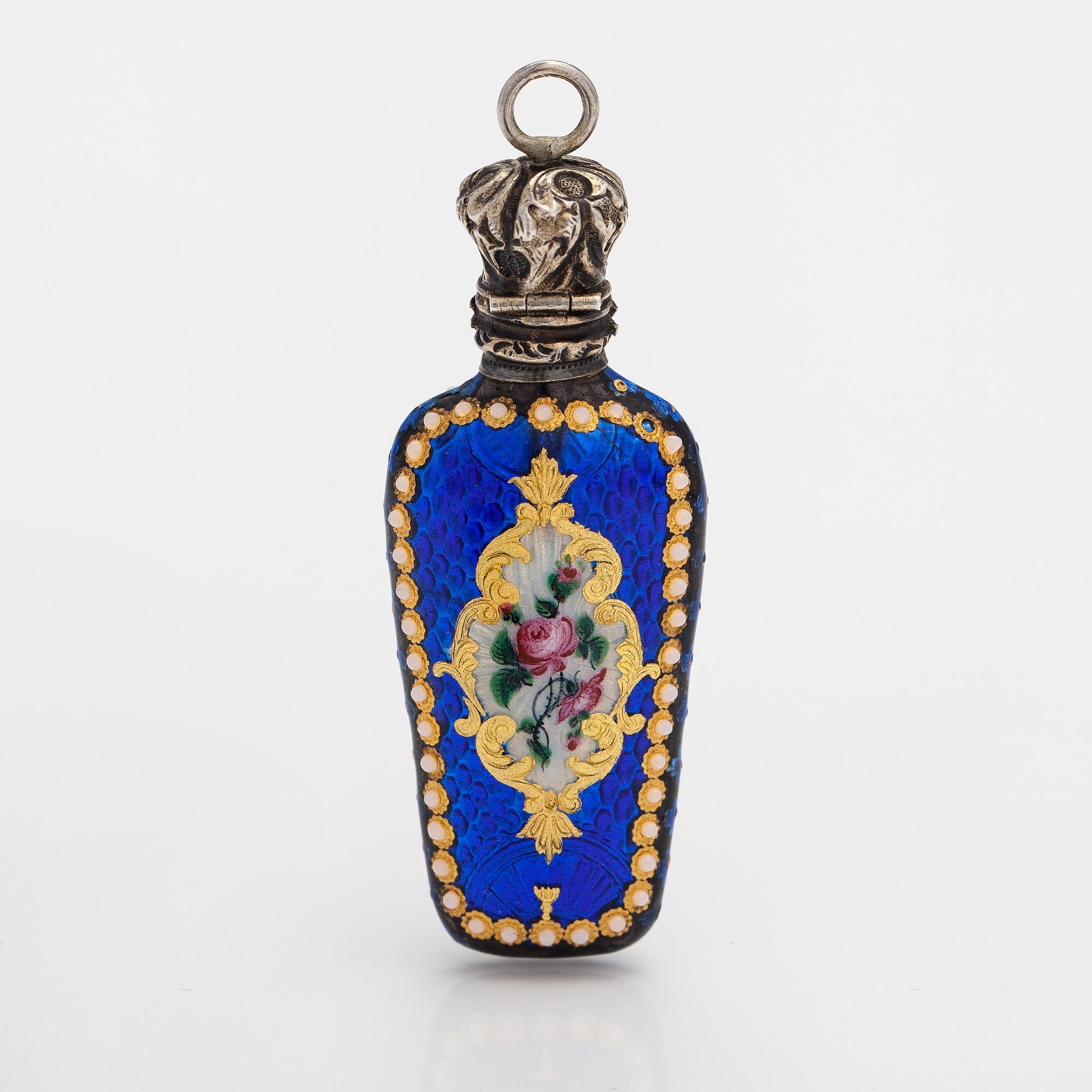 Hänge i form av flaska, silver, emalj och opalglas. Sekelskiftet 1800/1900.