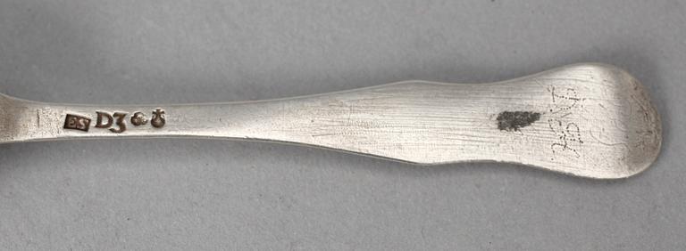 TESKEDAR, sk Fiolmodell, 9 st, 1800-talets första hälft, bl a Ramberg, Helsingborg. Tot vikt: 91 gram.