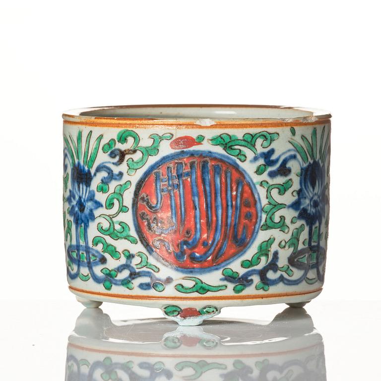 A wucai censer for the 'Islamic' market, Transition, 17th Century.