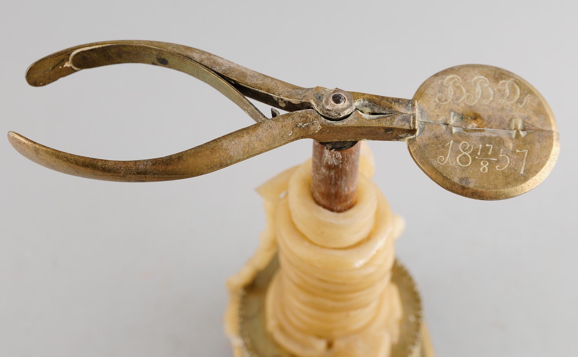 VAXLJUSSTAKE, KALENDERDOSA SAMT STRYKJÄRN, mässing, 1800-tal.