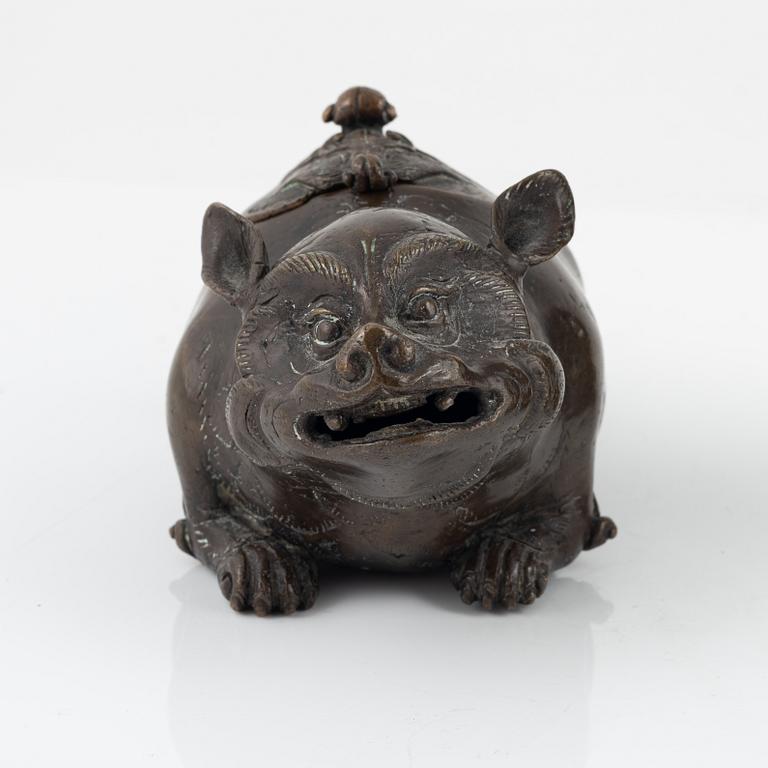 Vas samt rökelsekar med lock, brons. Japan, Meiji (1862-1912).