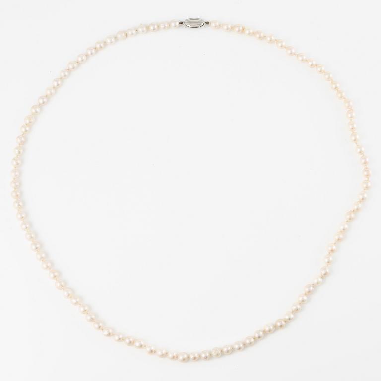 Collier längre modell med odlade pärlor med silverlås.