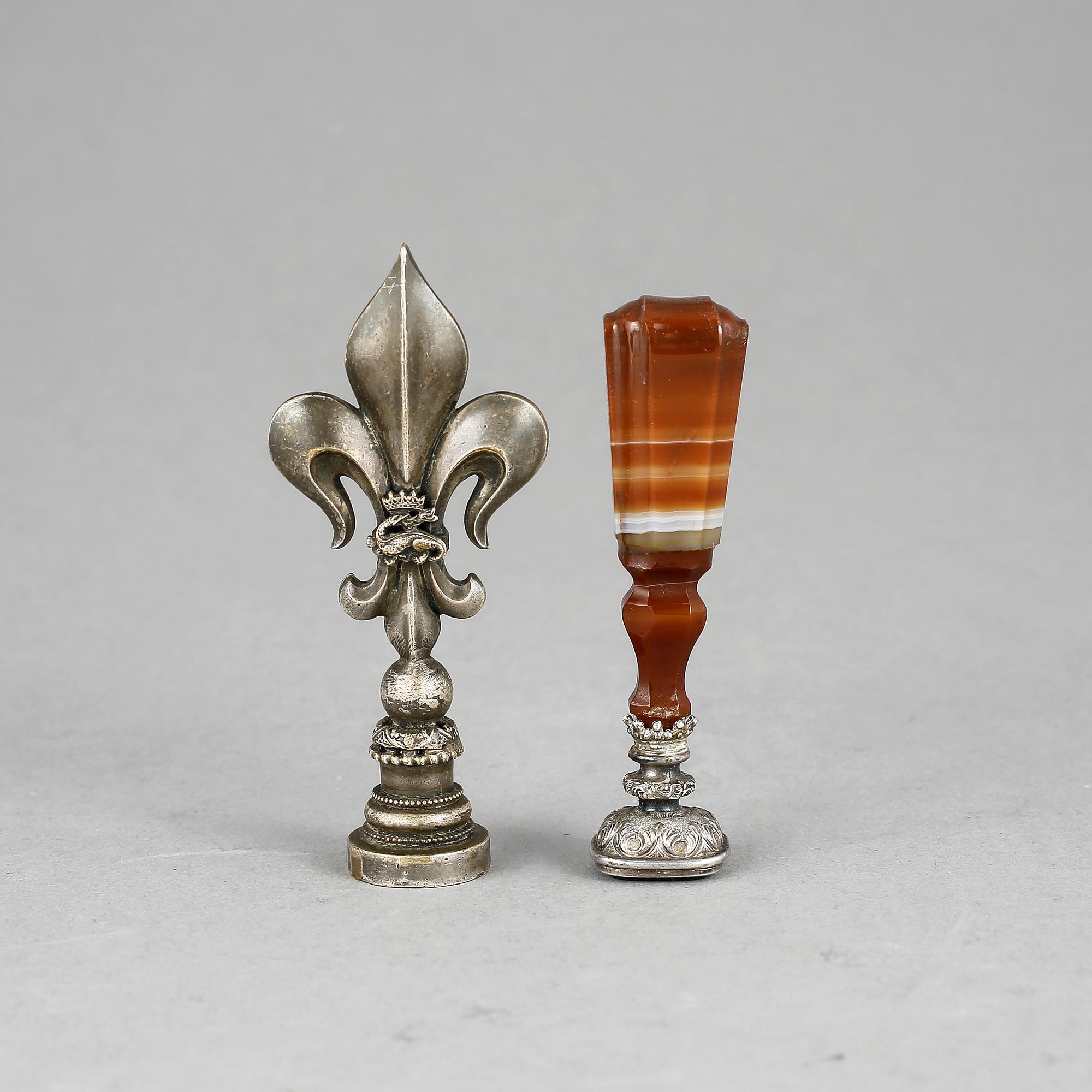 SIGILLSTAMPAR, 2 st, vitmetall resp agat med vitmetall och heliotrop. omkring sekelskiftet 1900.