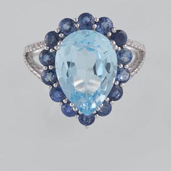 RING, 18K vitguld med briljantslipade diamanter ca 0.24 ct, blå safirer ca 2.05 ct samt topas ca 6.93 ct. Vikt 5,6 g.