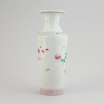 A famille rose vase, Qing dynasty, 19th Century.