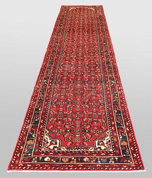 A Hamadan runner, approx. 433 x 90 cm.