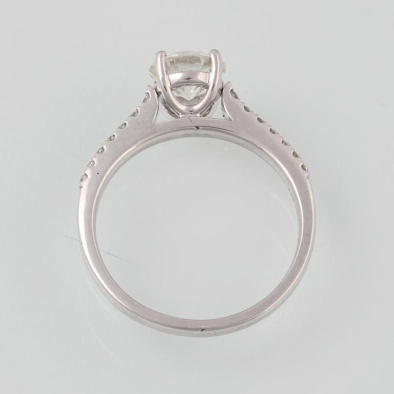 RING, 18K vitguld med briljantslipad diamant ca 1.01 ct. Vikt 3,3 gram.