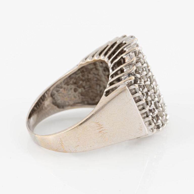 Ring, 14K white gold with brilliant-cut diamonds.