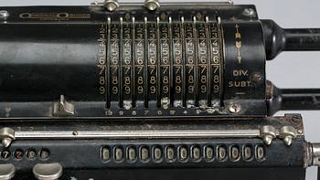 RÄKNEMASKIN, Original -Odhner. Göteborg, modell 7, 1930/40-tal.