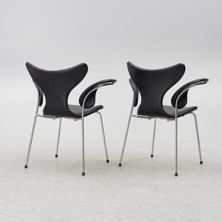 Arne Jacobsen, Armchairs a pair, "The Seagull/Lily" Fritz Hansen, 1970 and 1973.