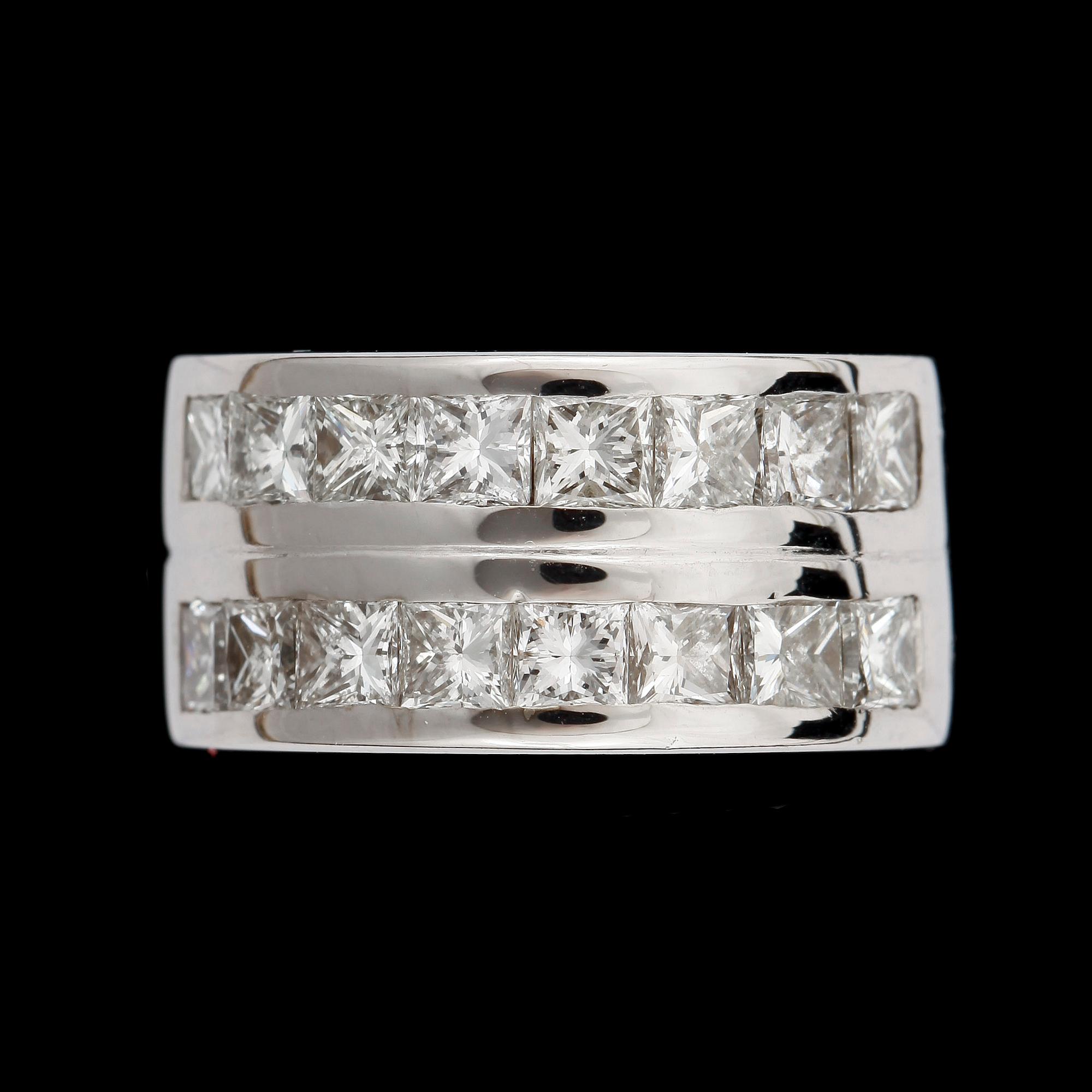 RING, 18k vitguld, prinsesslipade diamanter 3.20 ct. Total vikt 13.2 g.