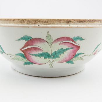 A famille rose peaches and flowers box with cover, late Qing dynasty.