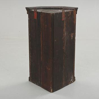 HÖRNHÄNGSKÅP, allmoge, 1800-tal.