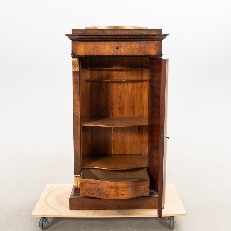 Skåp/Kolonnskåp Empire 1800-talets mitt Danmark.