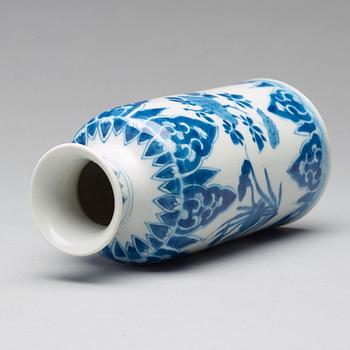 A blue and white vase, Qing dynasty, Kangxi (1662-1722).