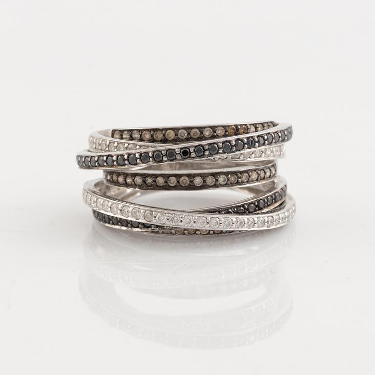 Ring, 18K white gold with differently colored brilliant-cut diamonds.