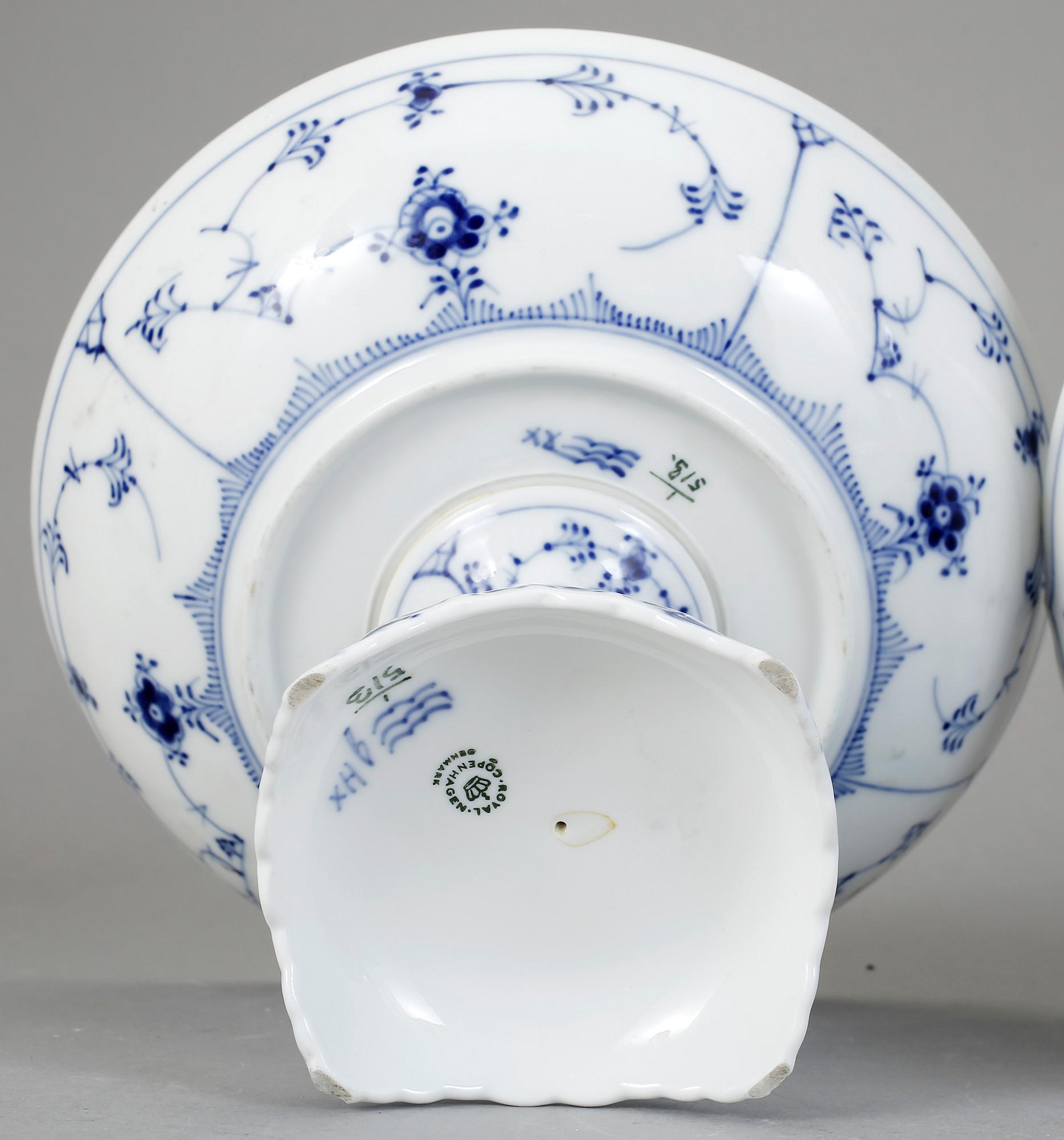 SKÅLAR PÅ FOT, "Musselmalet", Royal Copenhagen.