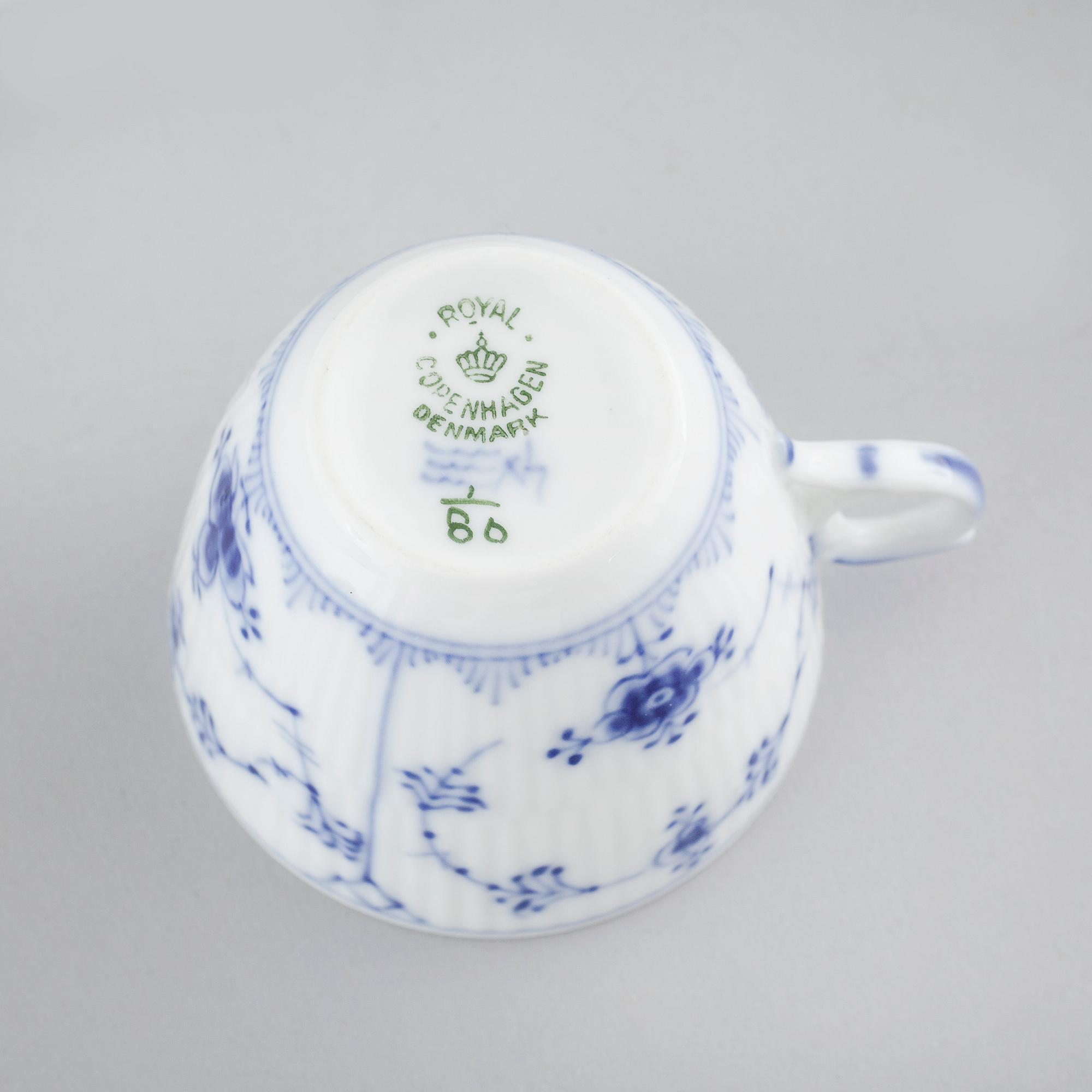 SERVISDELAR, 43 st, porslin, "Musselmalet", Royal Copenhagen, 1900-tal.