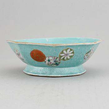 A famille rose and turquoise ground footed dish, Qing dynasty, late 19th century.