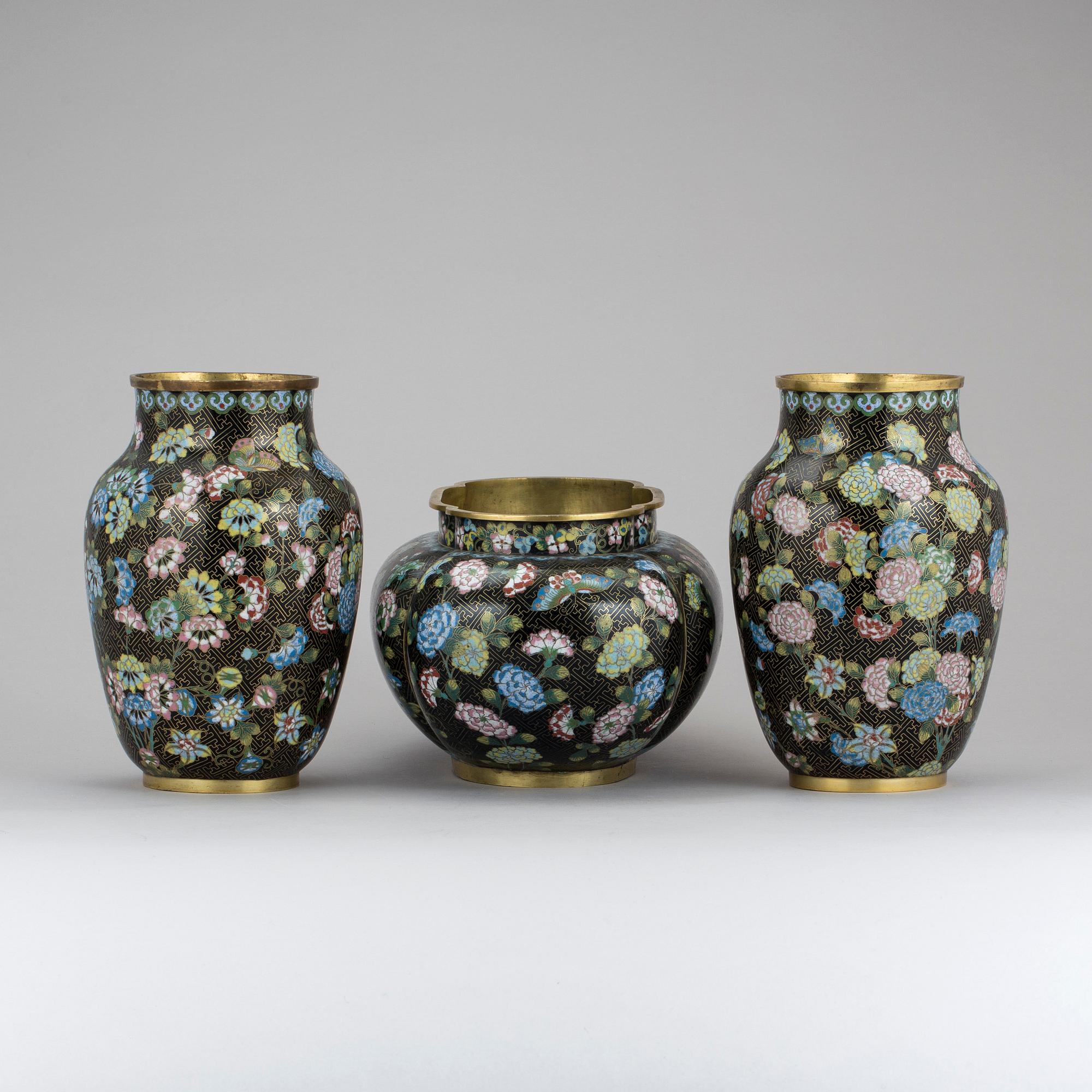 VASER, ett par, samt RÖKELSEKAR, cloissonné, Kina, 1900-tal.