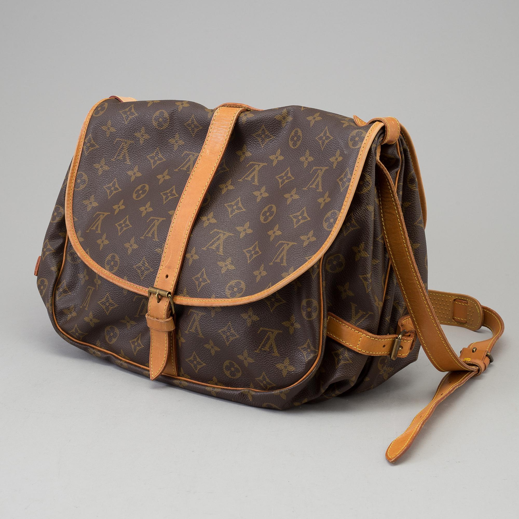 LOUIS VUITTON, a 'Saumur 35' monogram canvas bag.
