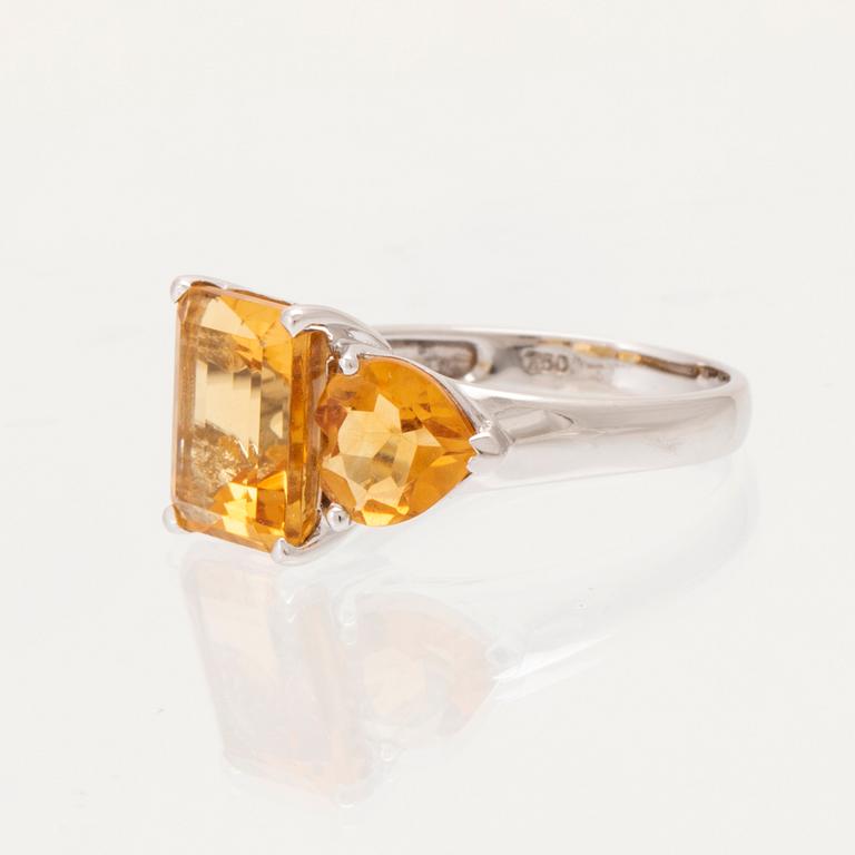 Ring 18K vitguld med fasetterade citriner.