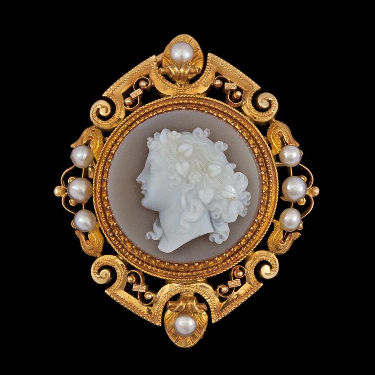 A carved stone cameo, late 19th century.