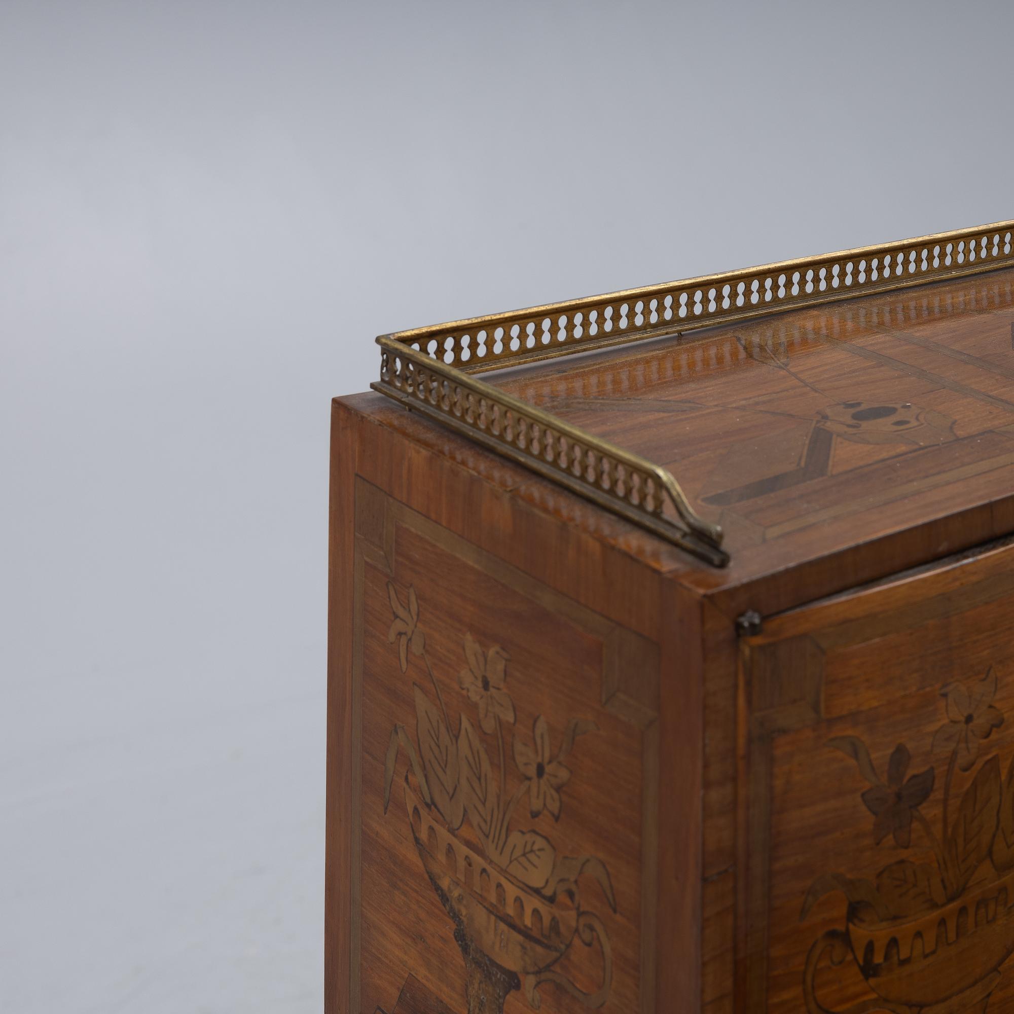 Skrivbord med uppsats, gustaviansk stil, 1900-talets början.