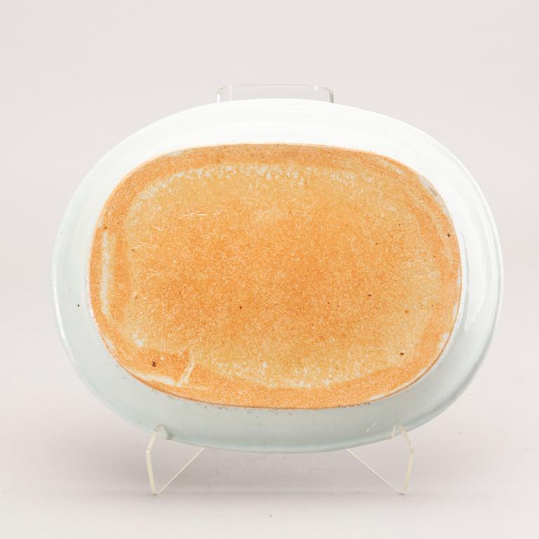 A Chinese blue and white serving dish, Qing dynasty, Qianlong (1736-95).