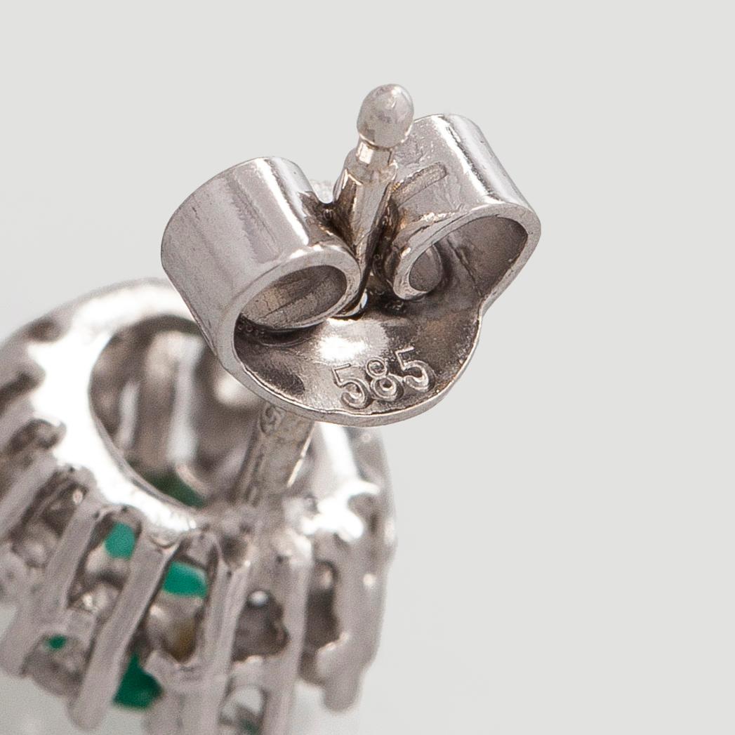Örhängen, 14K vitguld, smaragder och diamanter.